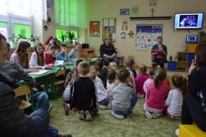 Głośne czytanie u przedszkolaków
